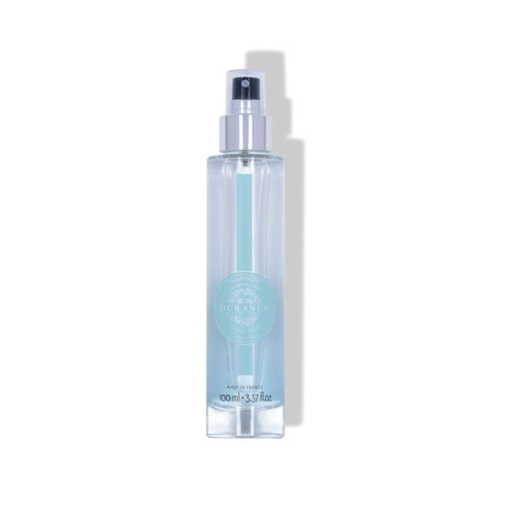 Verkoelende Durance Hair & Body mist in een blauw, glazen flesje in de geur Cotton Musk.