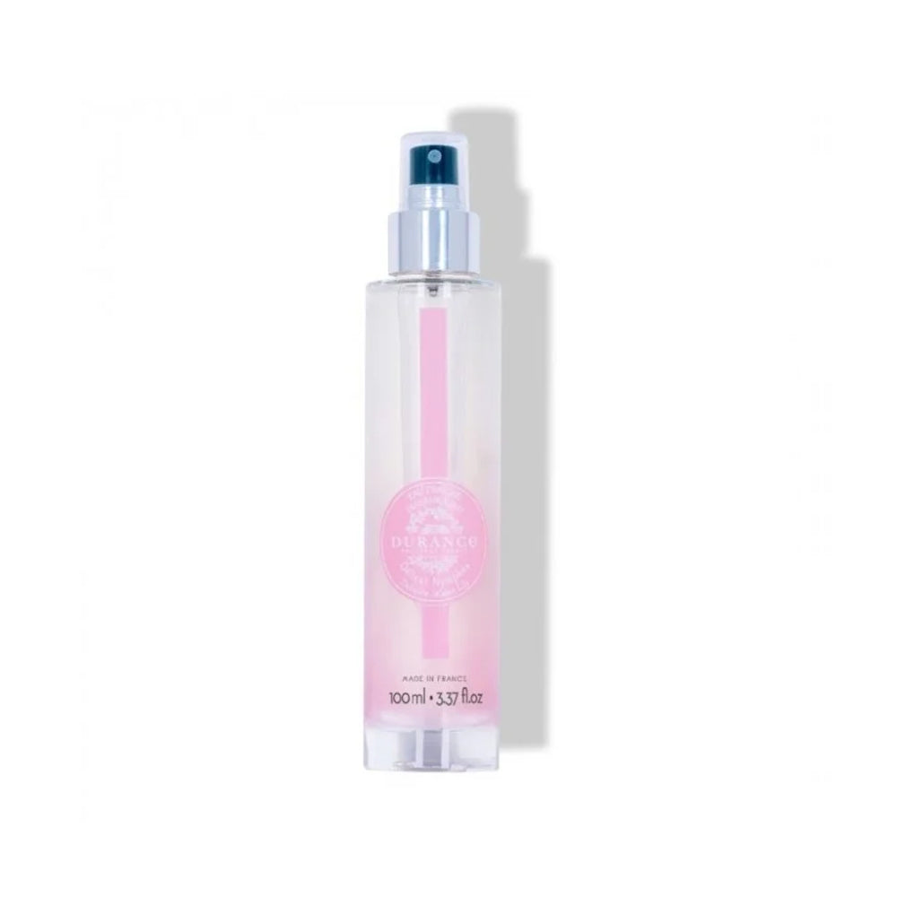 Verkoelende Durance Hair & Body mist in een roze, glazen flesje in de geur Delicate Nympheas.