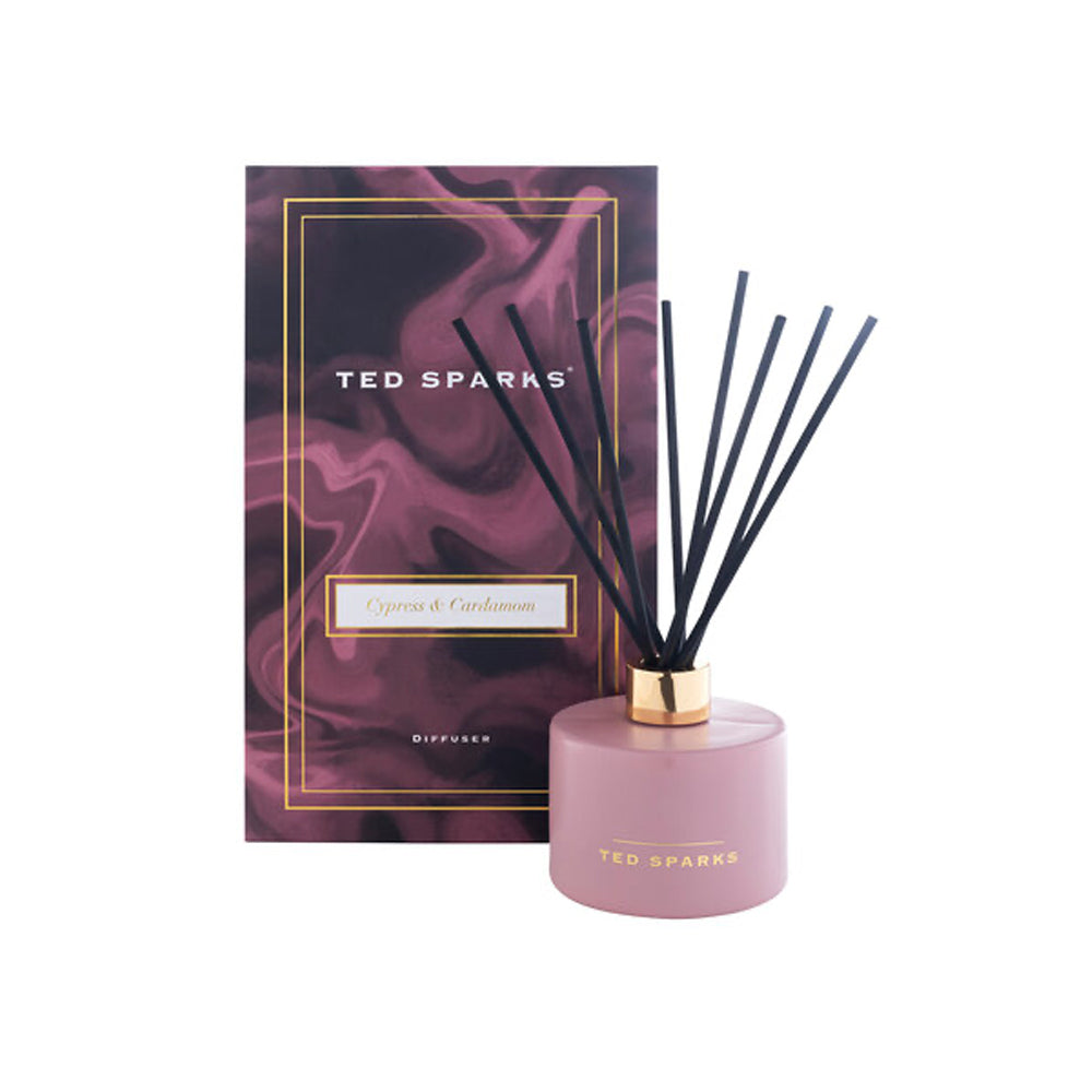 Roze geurstokjes van Ted Sparks in de geur Cypress en caramom, verpakt in een luxe cadeaudoos.