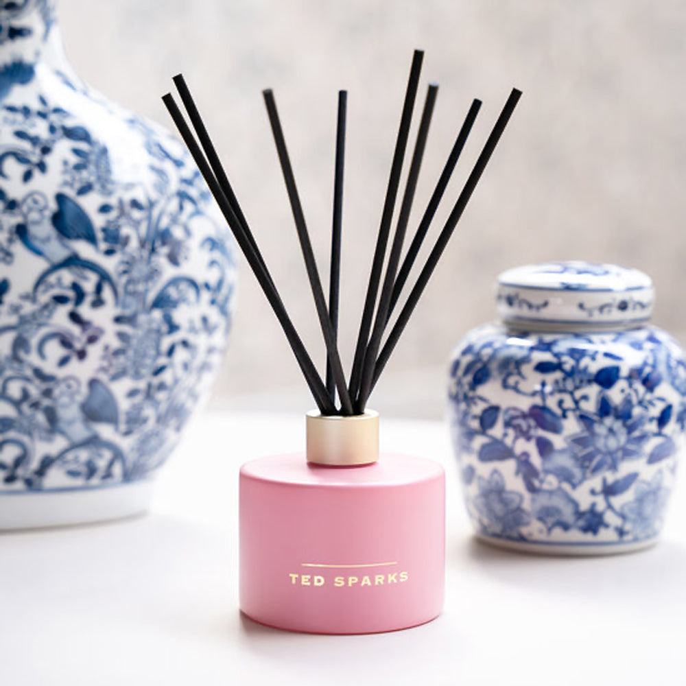 Roze geurstokjes van Ted Sparks in de geur Fig & Violet.