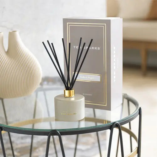 Beige geurstokjes van Ted Sparks in de geur Tonka & Pepper, verpakt in een luxe cadeaudoos.