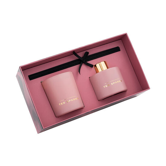 Luxe roze giftset van Ted Sparks met kaars en geurstokjes in de geur Cypress & Cardamom.