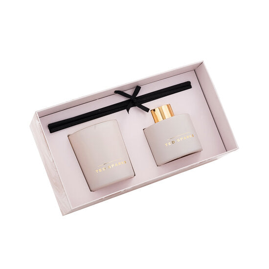 Luxe beige giftset van Ted Sparks met kaars en geurstokjes in de geur Pear & Gardenia.