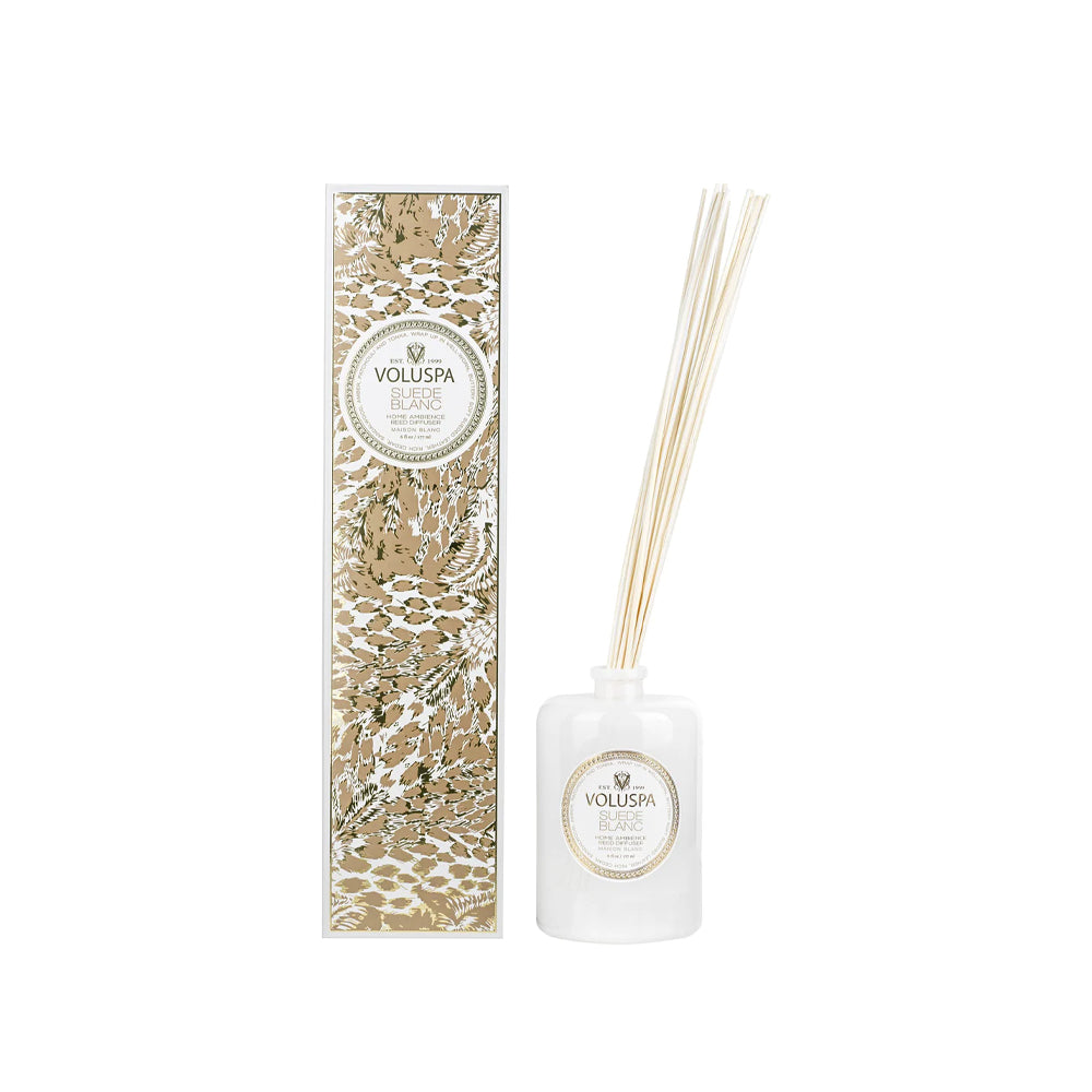 Voluspa geurstokjes in de geur Suede Blanc, verpakt in een luxe cadeaudoos.