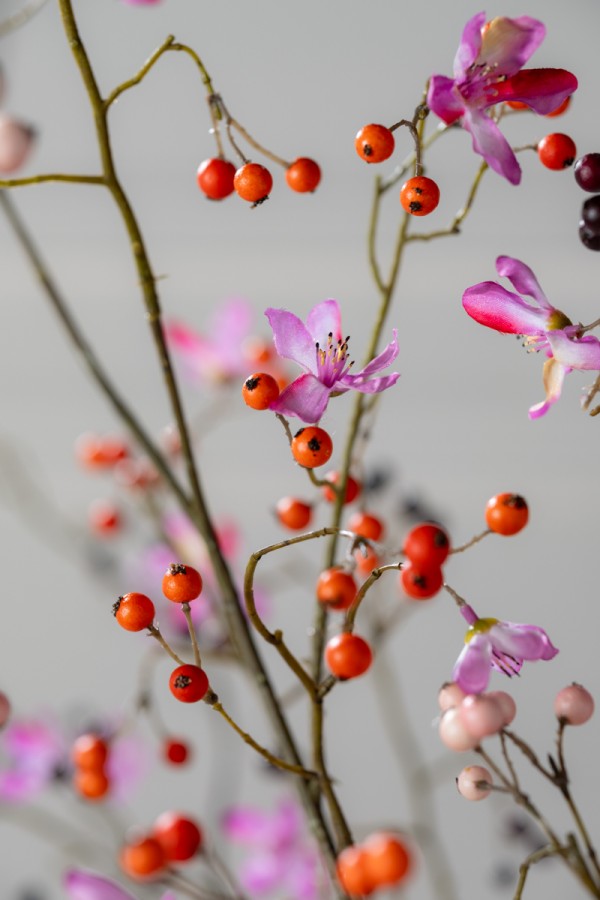 Zijden Bloemen - Silk-Ka - Oranje Bessentak Met Bloesem
