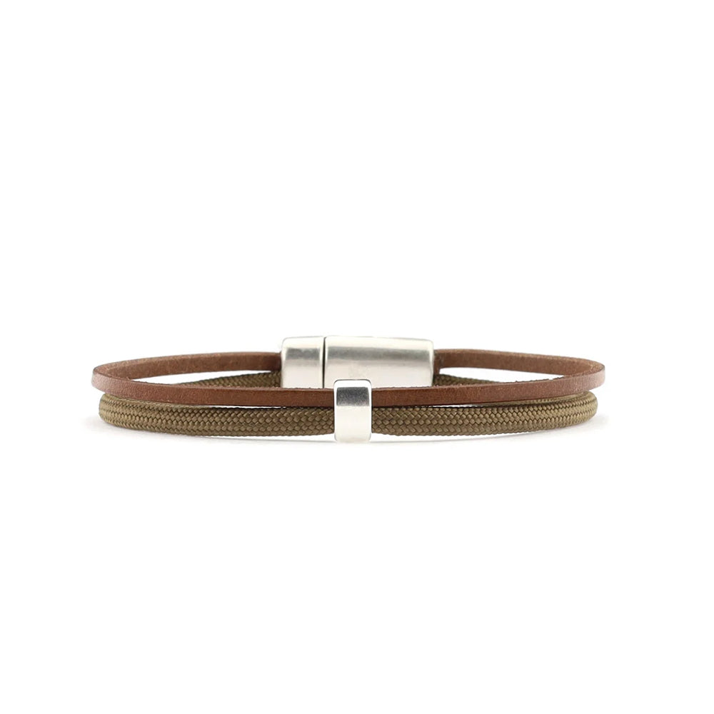 Qoss herenarmband uitgevoerd in cognac kleur met koord en leder met zilverkleurige sluiting cognac