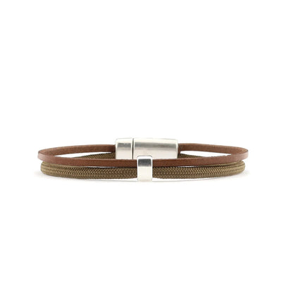 Qoss herenarmband uitgevoerd in cognac kleur met koord en leder met zilverkleurige sluiting cognac