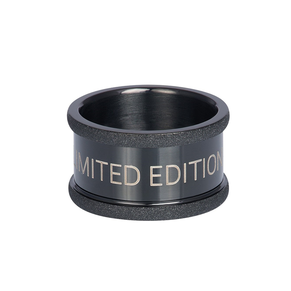 Zwarte Limited Edition IXXXI basisring voor dames in 12 mm breedte.