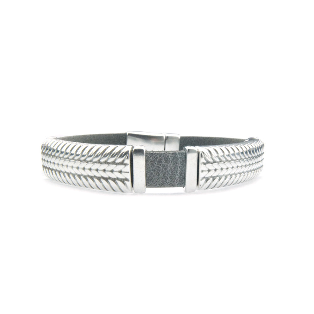 qoss herenarmband autoband patroon zilverkleur met stukje leer detail. 