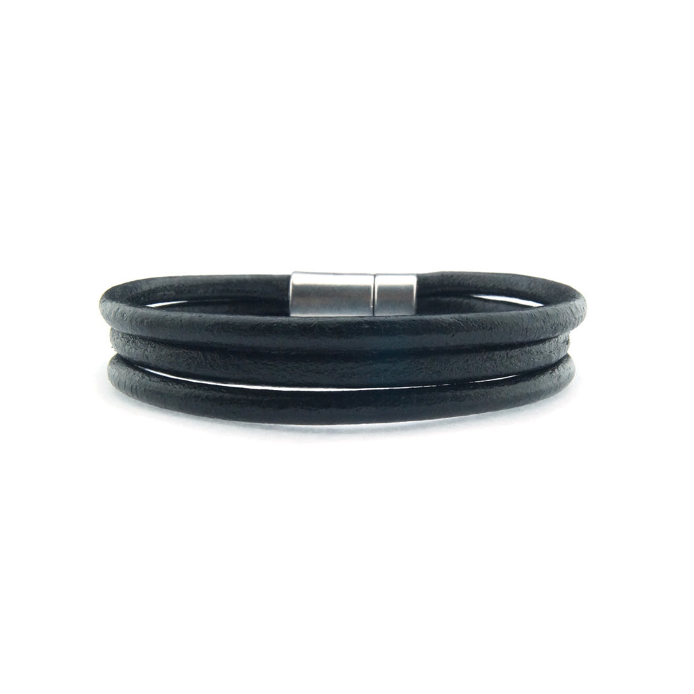 Qoss herenarmband zwart leer met zilverkleurige suiting 3 strengen
