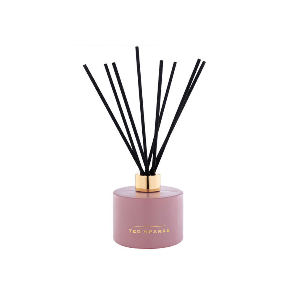 Roze geurstokjes van Ted Sparks in de geur Cypress en caramom, verpakt in een luxe cadeaudoos. 