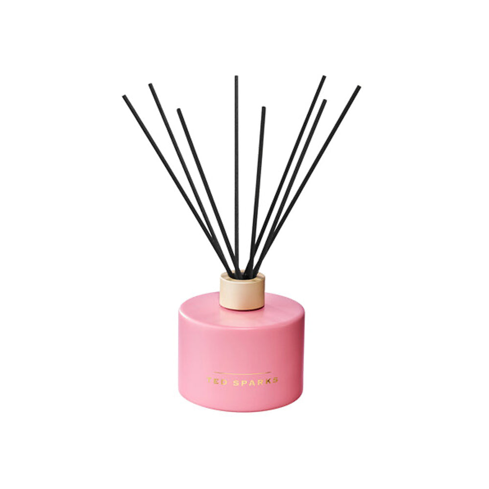 Roze geurstokjes van Ted Sparks in de geur Fig & Violet, verpakt in een luxe cadeaudoos.