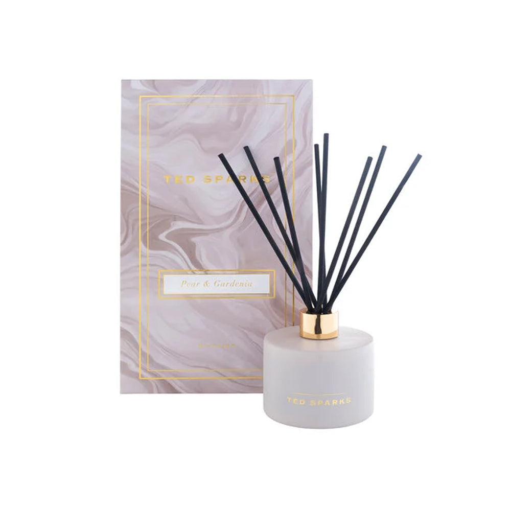 Beige geurstokjes van Ted Sparks in de geur Pear &amp; Gardenia, verpakt in een luxe cadeaudoos. 