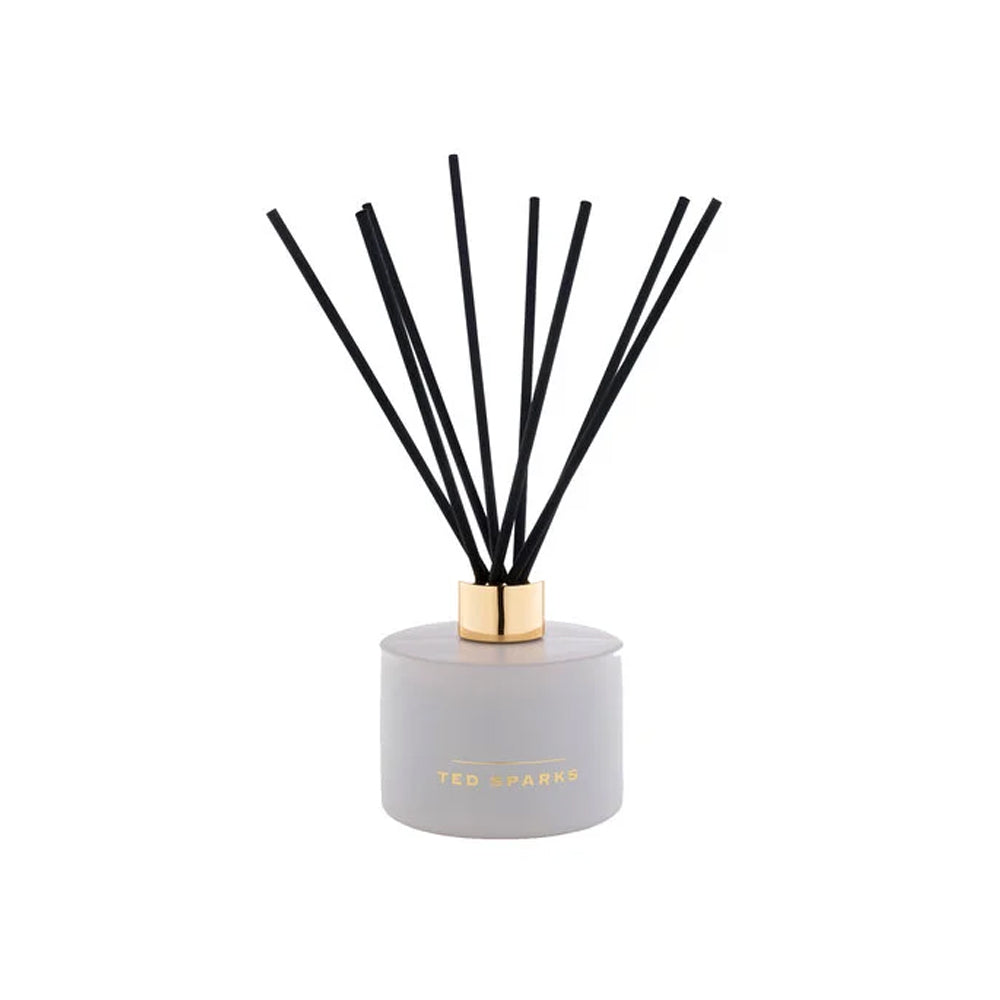 Beige geurstokjes van Ted Sparks in de geur pear en gardenia, verpakt in een luxe cadeaudoos. 