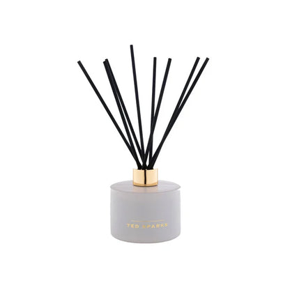 Beige geurstokjes van Ted Sparks in de geur pear en gardenia, verpakt in een luxe cadeaudoos. 
