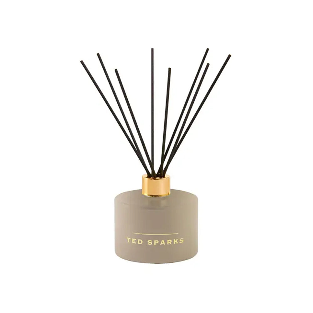 Beige geurstokjes van Ted Sparks in de geur Tonka & Pepper.