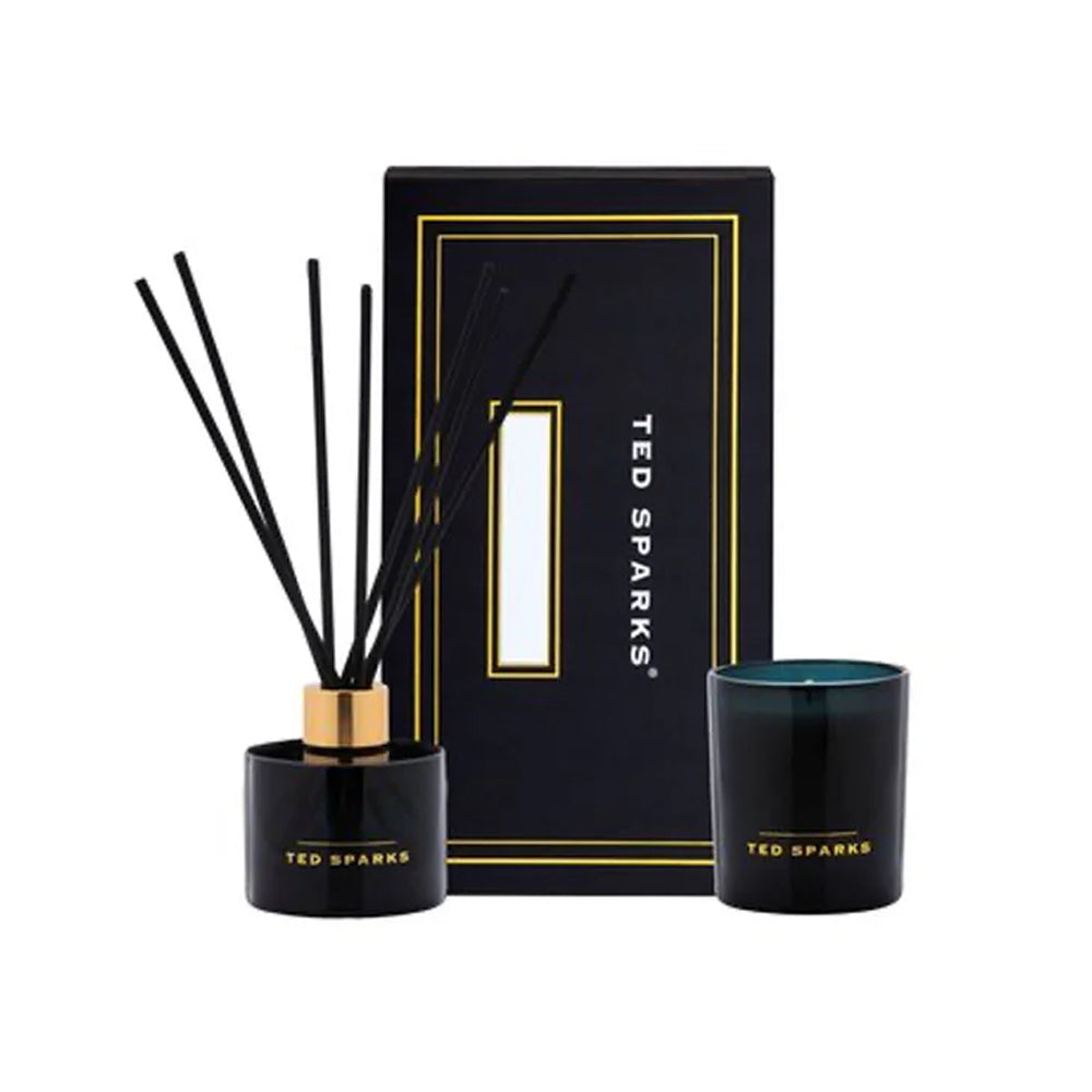Luxe, zwart met gouden giftset van Ted Sparks met kaars en geurstokjes in de geur Bamboo & Peony.
