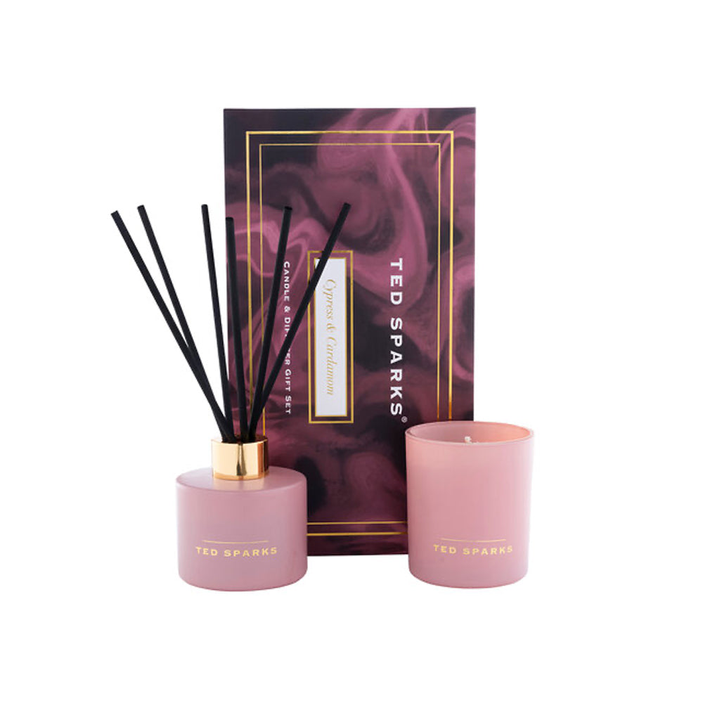 Luxe roze giftset van Ted Sparks met kaars en geurstokjes in de geur Cypress &amp; Cardamom.