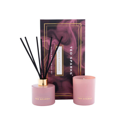 Luxe roze giftset van Ted Sparks met kaars en geurstokjes in de geur Cypress &amp; Cardamom.
