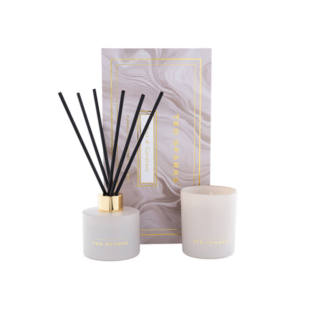 Luxe beige giftset van Ted Sparks met kaars en geurstokjes in de geur Pear &amp; Gardenia.
