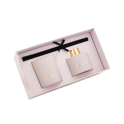 Luxe beige giftset van Ted Sparks met kaars en geurstokjes in de geur Pear &amp; Gardenia.
