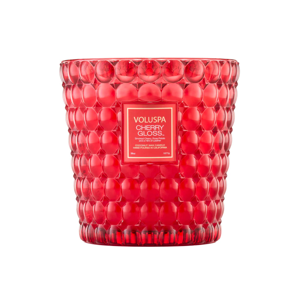 Grote Voluspa geurkaars in een roodkleurige glazen pot in de geur Cherry Gloss.