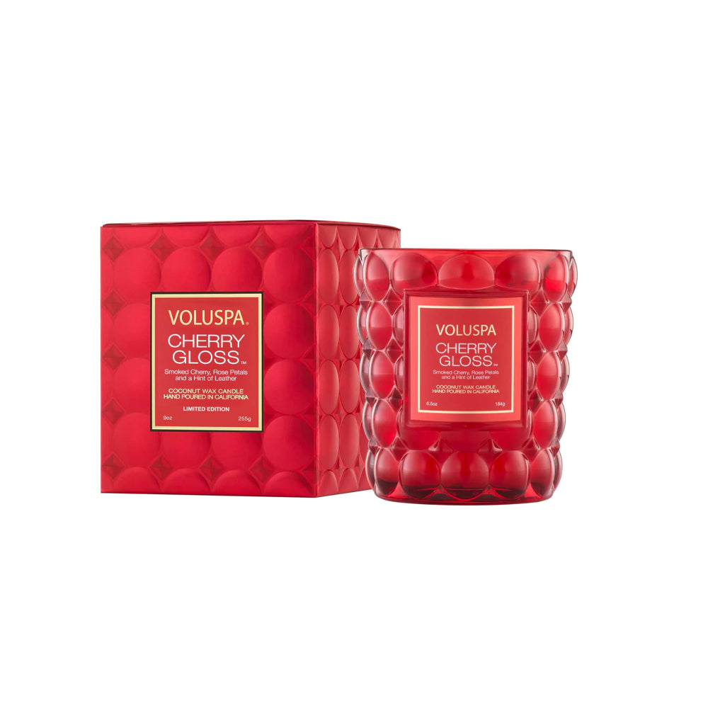 Voluspa geurkaars in een roodkleurige glazen pot in de geur Cherry Gloss, met bijpassend cadeaudoosje.